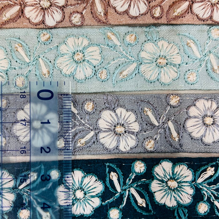 【50cm単位】 刺繍リボン 細幅 白い小花が 咲く 魔法にかけられて 氷の結晶の花 布地 幅約2.2cm 231204001