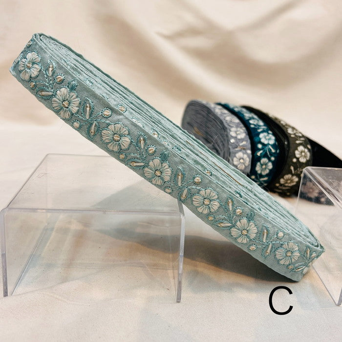 【50cm単位】 刺繍リボン 細幅 白い小花が 咲く 魔法にかけられて 氷の結晶の花 布地 幅約2.2cm 231204001