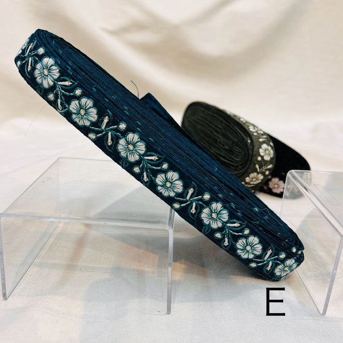 【50cm単位】 刺繍リボン 細幅 白い小花が 咲く 魔法にかけられて 氷の結晶の花 布地 幅約2.2cm 231204001