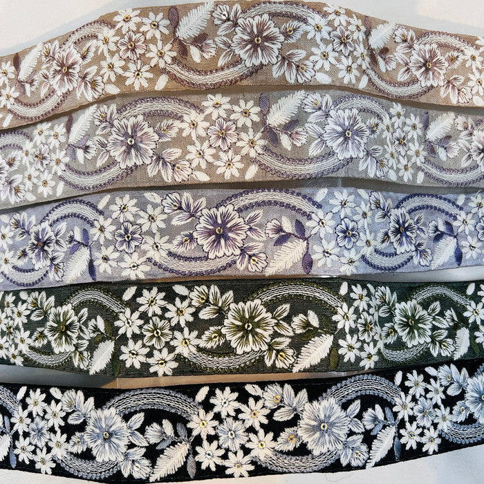 【50cm単位】 刺繍リボン 流れるような 曲線美 花を背負いたい 手鞠のような花 布地 幅約4cm 231204005
