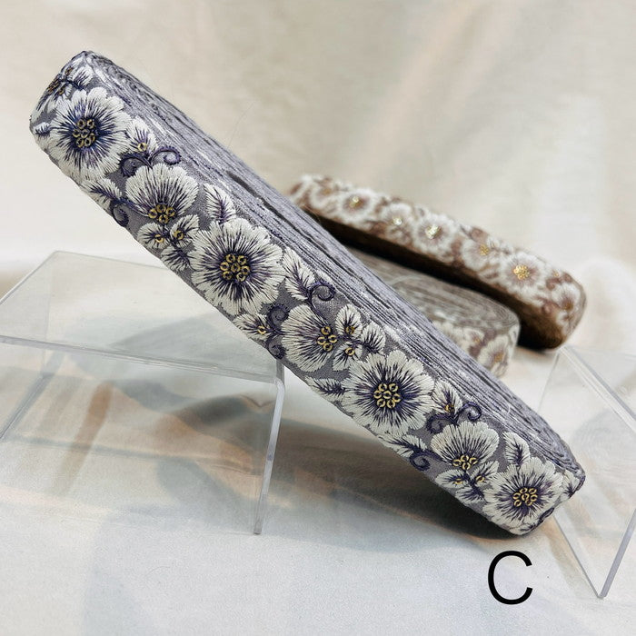【50cm単位】 刺繍リボン 大輪の 白い花 氷の女王が 愛する 雪の花 布地 幅約3.2cm 231204006