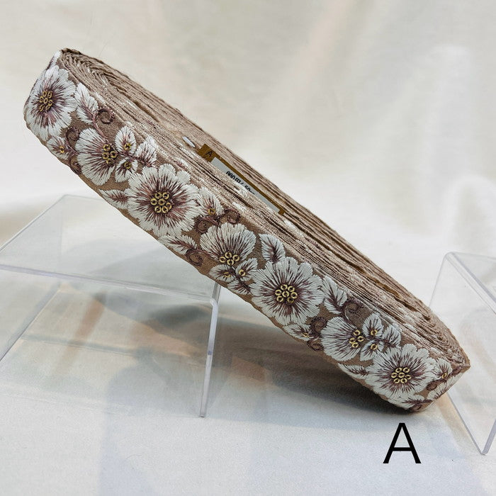 【50cm単位】 刺繍リボン 大輪の 白い花 氷の女王が 愛する 雪の花 布地 幅約3.2cm 231204006