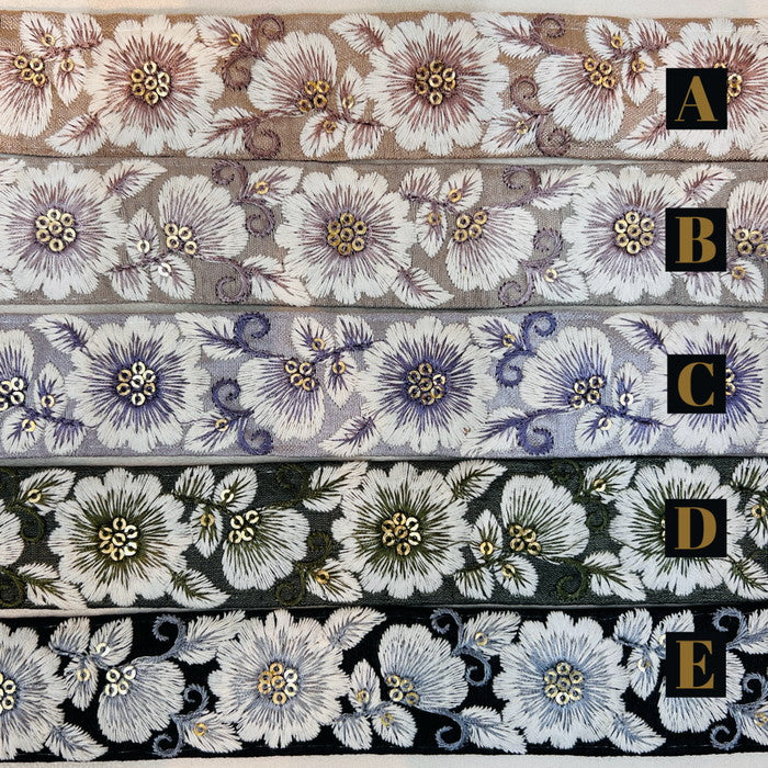 【50cm単位】 刺繍リボン 大輪の 白い花 氷の女王が 愛する 雪の花 布地 幅約3.2cm 231204006