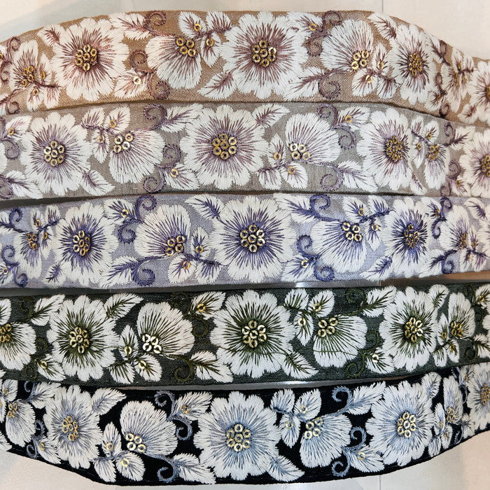 【50cm単位】 刺繍リボン 大輪の 白い花 氷の女王が 愛する 雪の花 布地 幅約3.2cm 231204006