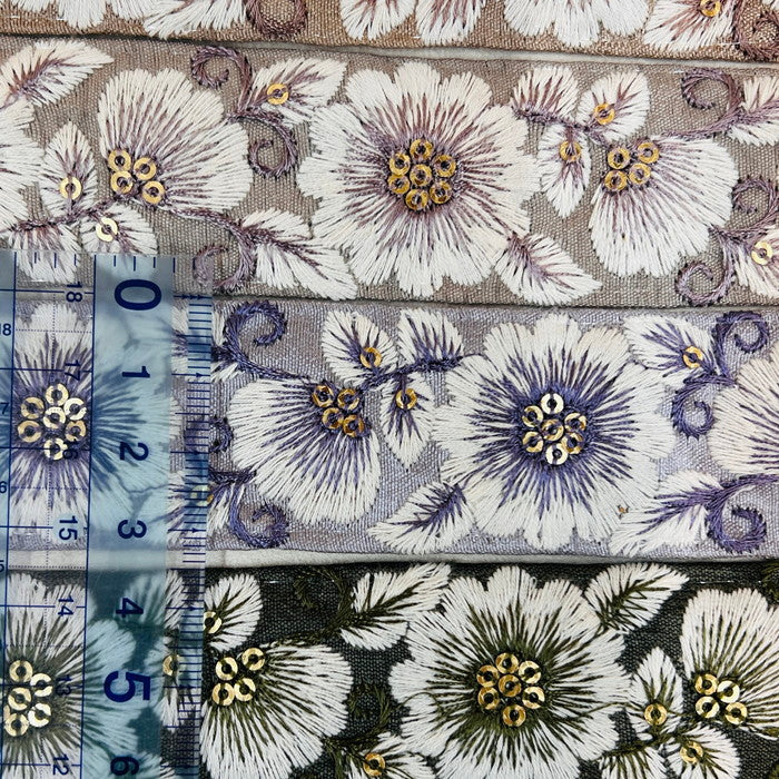 【50cm単位】 刺繍リボン 大輪の 白い花 氷の女王が 愛する 雪の花 布地 幅約3.2cm 231204006