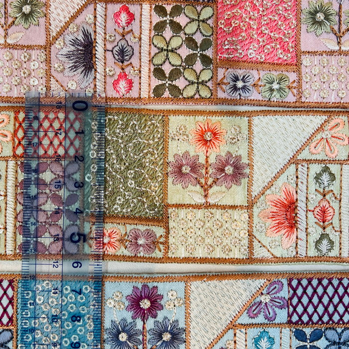 【50cm単位】 刺繍リボン 和と洋の共演 ニュアンスカラー 花柄の額縁 布地 幅約5.8cm 231204008