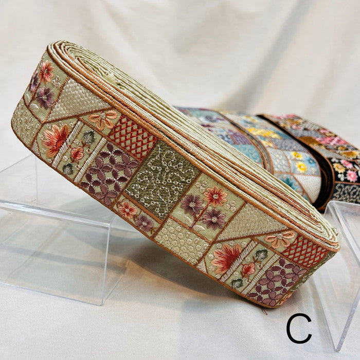 【50cm単位】 刺繍リボン 和と洋の共演 ニュアンスカラー 花柄の額縁 布地 幅約5.8cm 231204008