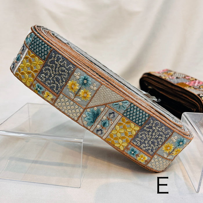 【50cm単位】 刺繍リボン 和と洋の共演 ニュアンスカラー 花柄の額縁 布地 幅約5.8cm 231204008