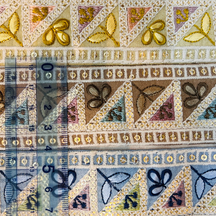 【50cm単位】 刺繍リボン 幾何学模様が 楽しい 双葉と 三つ葉の コラボ刺繍 布地 幅約4cm 240116009