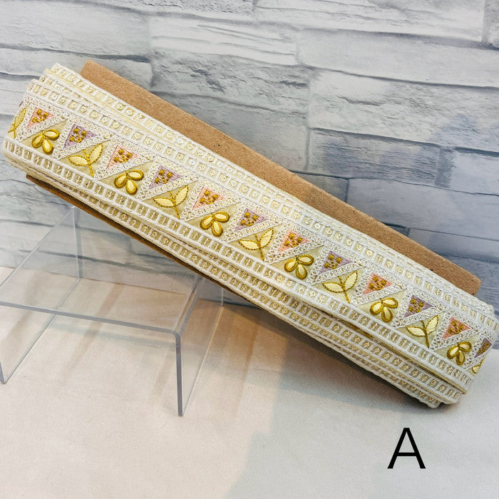 【50cm単位】 刺繍リボン 幾何学模様が 楽しい 双葉と 三つ葉の コラボ刺繍 布地 幅約4cm 240116009