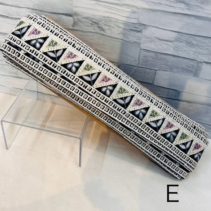 【50cm単位】 刺繍リボン 幾何学模様が 楽しい 双葉と 三つ葉の コラボ刺繍 布地 幅約4cm 240116009