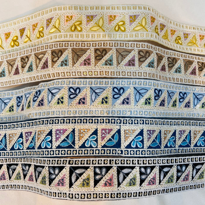 【50cm単位】 刺繍リボン 幾何学模様が 楽しい 双葉と 三つ葉の コラボ刺繍 布地 幅約4cm 240116009