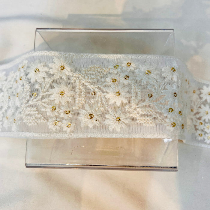 【50cm単位】 刺繍リボン ホワイトリボン 白い花々が 美しく 咲き乱れる チュール 幅約6.1cm 240116019