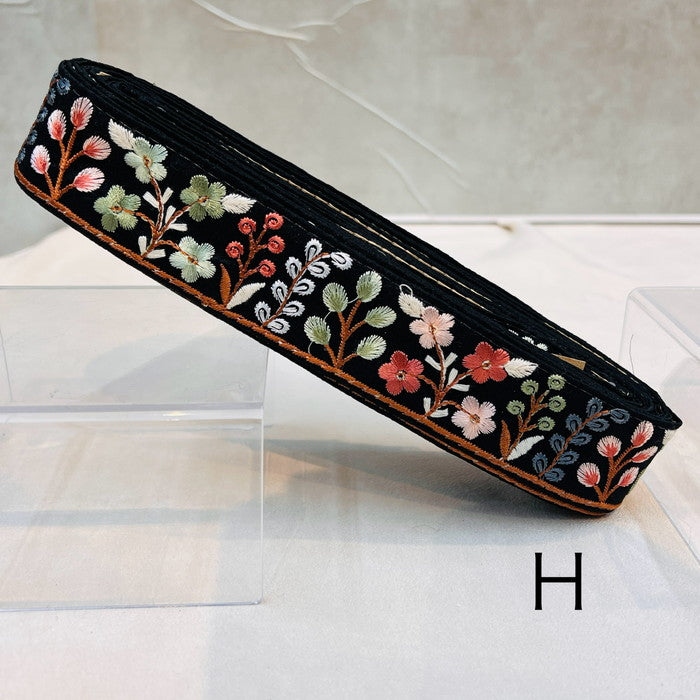 【50cm単位】 刺繍リボン メルヘンの世界 花壇に咲いた 色鮮やかな 植物 布地 幅約4.1cm 240116020