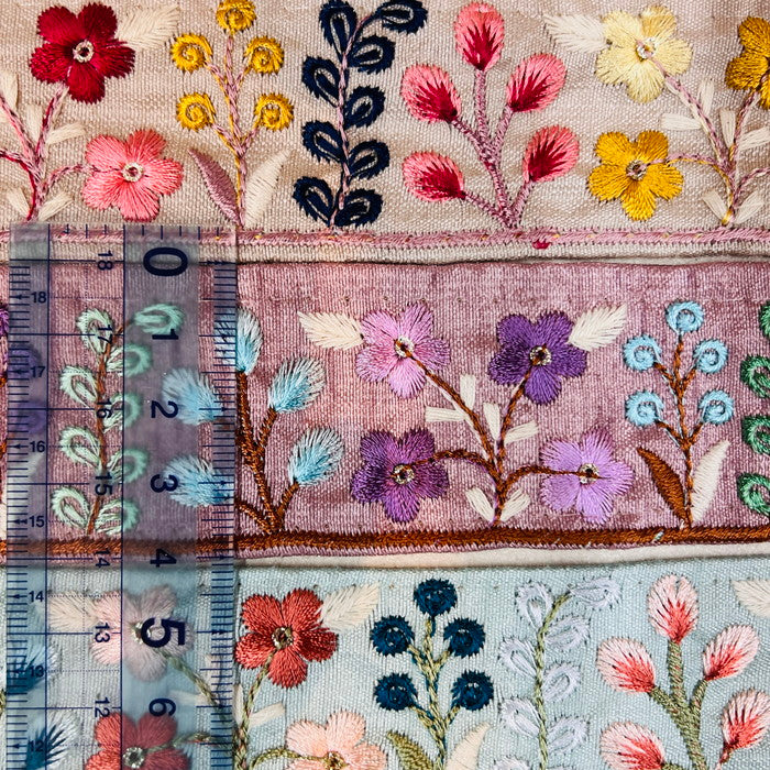 【50cm単位】 刺繍リボン メルヘンの世界 花壇に咲いた 色鮮やかな 植物 布地 幅約4.1cm 240116020