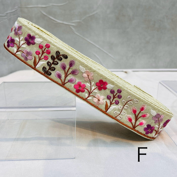 【50cm単位】 刺繍リボン メルヘンの世界 花壇に咲いた 色鮮やかな 植物 布地 幅約4.1cm 240116020