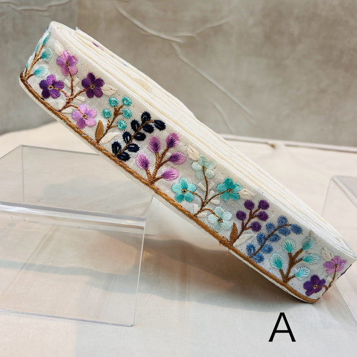 【50cm単位】 刺繍リボン メルヘンの世界 花壇に咲いた 色鮮やかな 植物 布地 幅約4.1cm 240116020