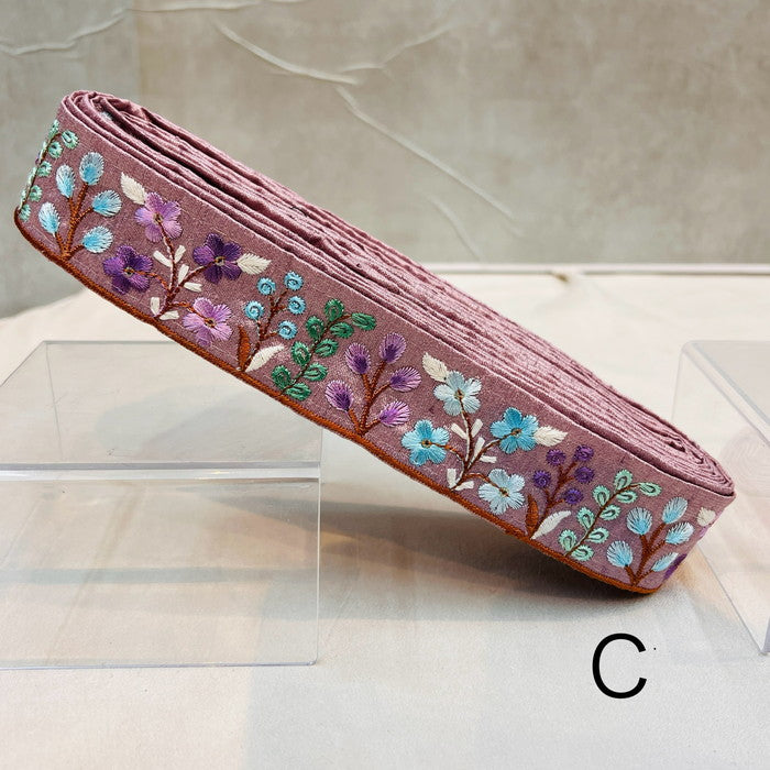 【50cm単位】 刺繍リボン メルヘンの世界 花壇に咲いた 色鮮やかな 植物 布地 幅約4.1cm 240116020