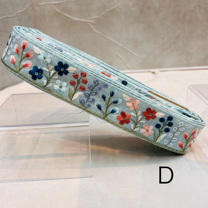 【50cm単位】 刺繍リボン メルヘンの世界 花壇に咲いた 色鮮やかな 植物 布地 幅約4.1cm 240116020