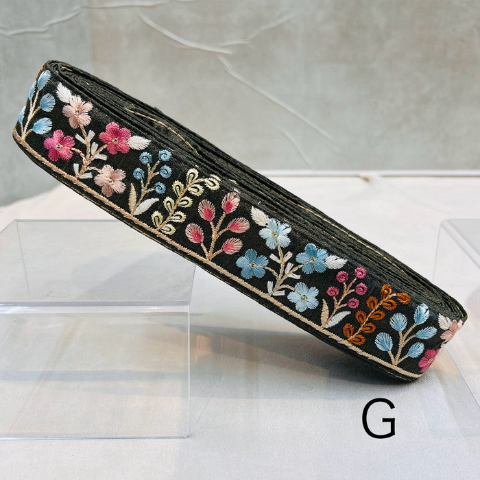 【50cm単位】 刺繍リボン メルヘンの世界 花壇に咲いた 色鮮やかな 植物 布地 幅約4.1cm 240116020
