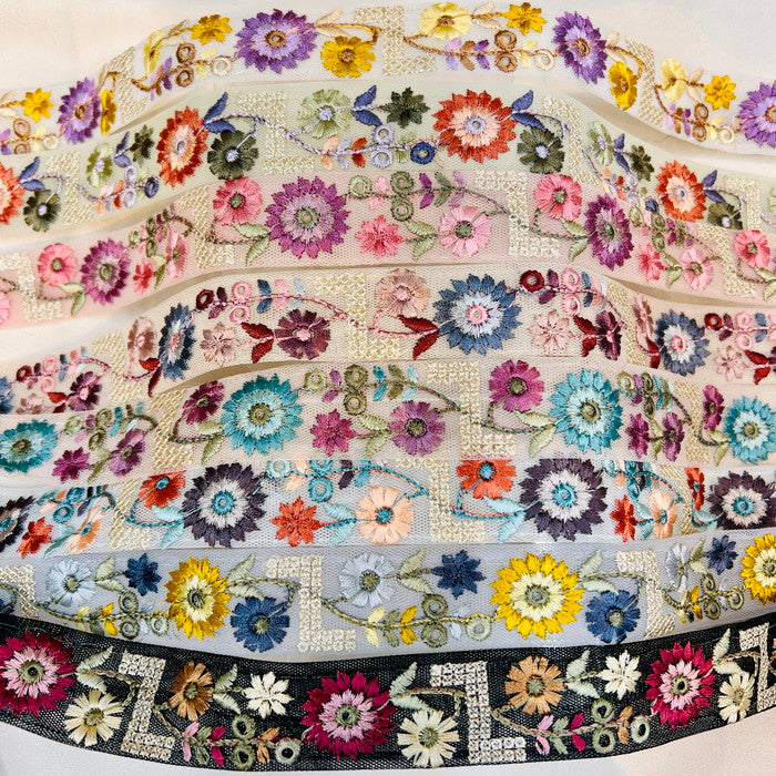 【50cm単位】 刺繍リボン 大空に 憧れて 太陽のように キラキラ輝く花々 チュール 幅約2.6cm 240201002