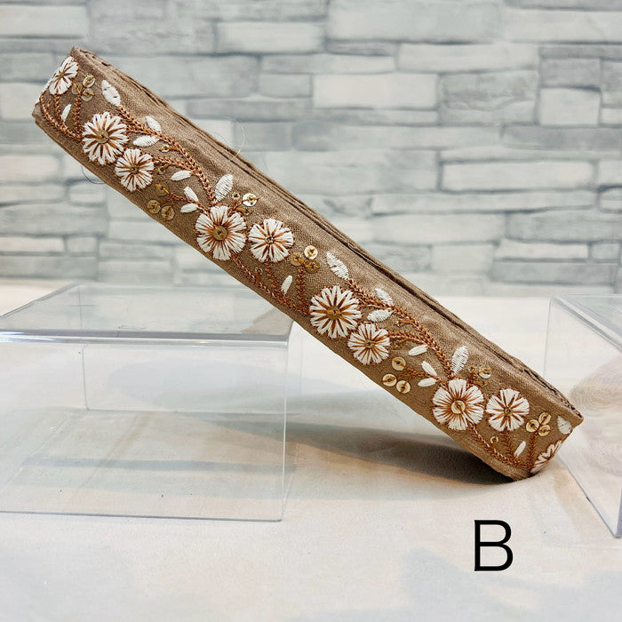 【50cm単位】 刺繍リボン 細幅 満開の 白い花 春の野に 咲く 美しい花々布地 幅約2.9cm 240201003