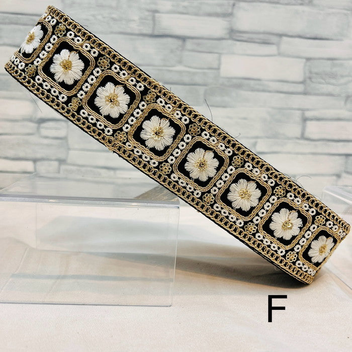 【50cm単位】 刺繍リボン 豪華絢爛 金糸と白糸で 紡ぐ 王宮の 花の 紋様 チュール・布地 幅約4.4cm 240220003