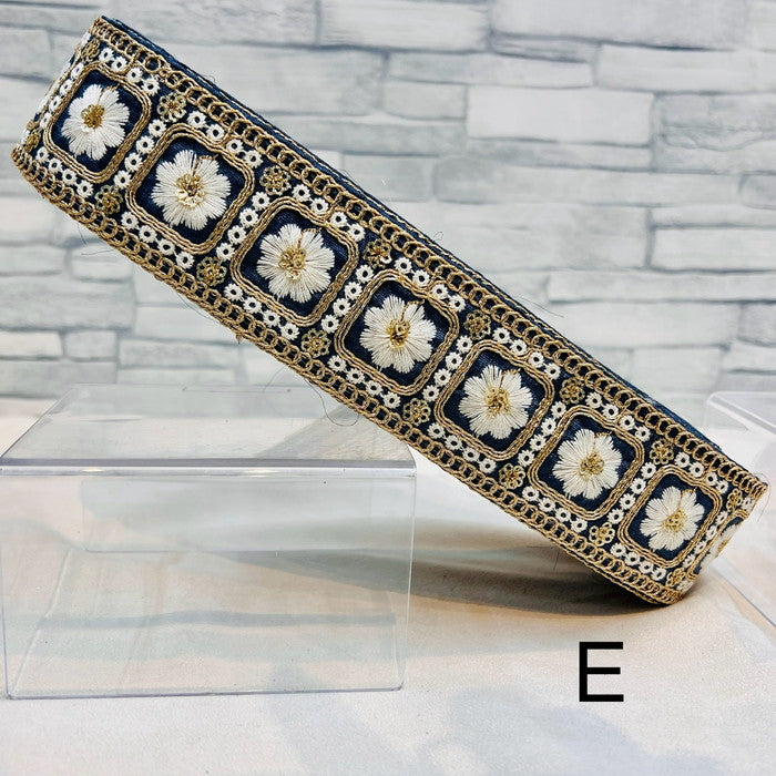 【50cm単位】 刺繍リボン 豪華絢爛 金糸と白糸で 紡ぐ 王宮の 花の 紋様 チュール・布地 幅約4.4cm 240220003