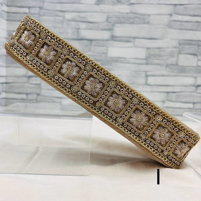 【50cm単位】 刺繍リボン 豪華絢爛 金糸と白糸で 紡ぐ 王宮の 花の 紋様 チュール・布地 幅約4.4cm 240220003