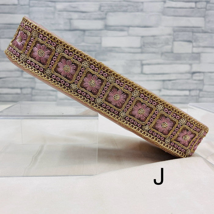 【50cm単位】 刺繍リボン 豪華絢爛 金糸と白糸で 紡ぐ 王宮の 花の 紋様 チュール・布地 幅約4.4cm 240220003