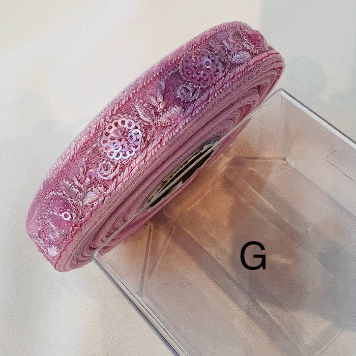 【50cm単位】 刺繍リボン 細幅 スパンコール 同系色で紡ぐ シンプル花柄 ① チュール 幅2cm 240322002