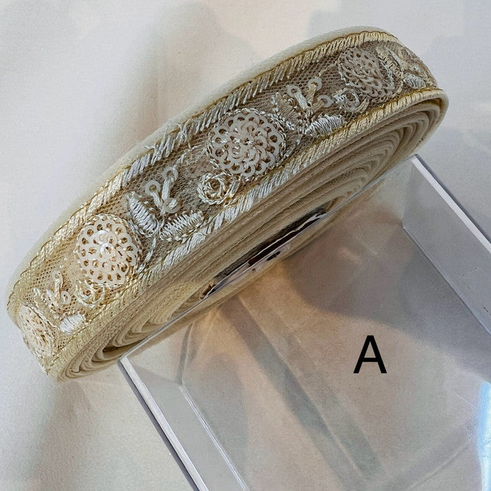 【50cm単位】 刺繍リボン 細幅 スパンコール 同系色で紡ぐ シンプル花柄 ① チュール 幅2cm 240322002
