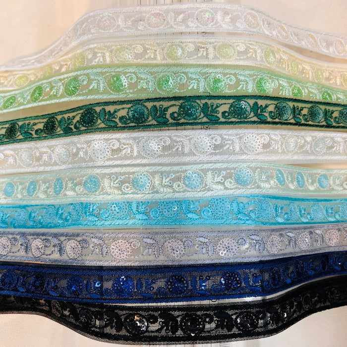 【50cm単位】 刺繍リボン 細幅 スパンコール 同系色で紡ぐ シンプル花柄 ② チュール 幅2cm 240322003