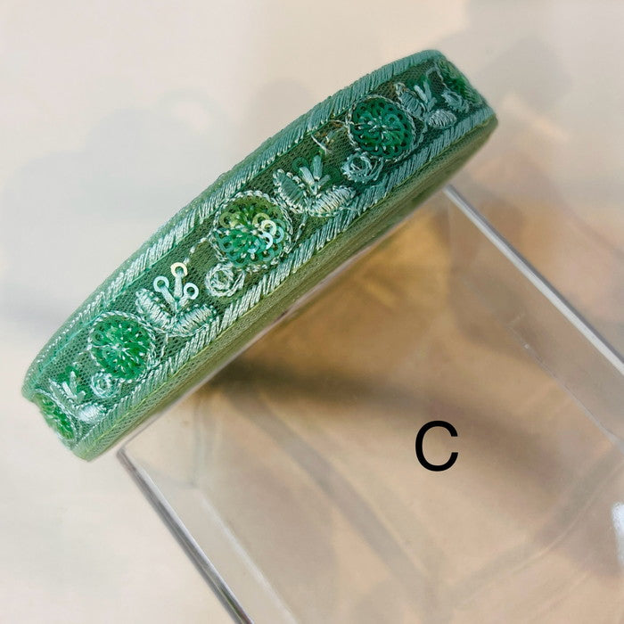 【50cm単位】 刺繍リボン 細幅 スパンコール 同系色で紡ぐ シンプル花柄 ② チュール 幅2cm 240322003