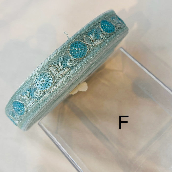 【50cm単位】 刺繍リボン 細幅 スパンコール 同系色で紡ぐ シンプル花柄 ② チュール 幅2cm 240322003