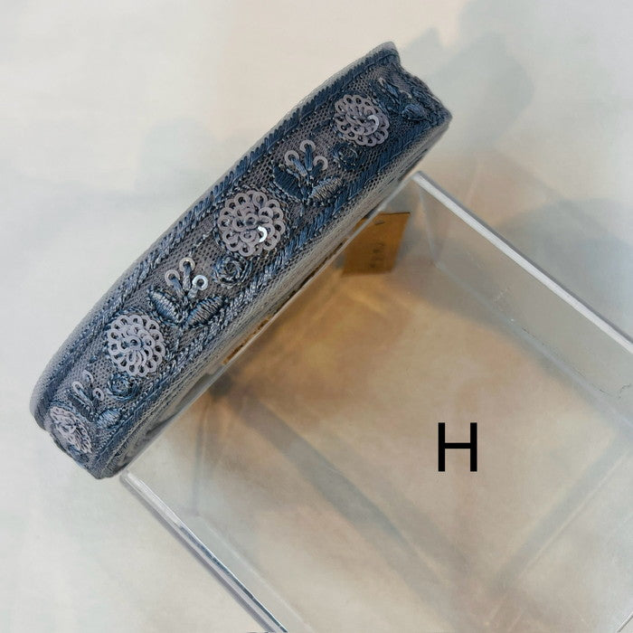 【50cm単位】 刺繍リボン 細幅 スパンコール 同系色で紡ぐ シンプル花柄 ② チュール 幅2cm 240322003