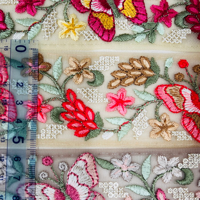 【50cm単位】 刺繍リボン 春の訪れを喜ぶ 花々の中で ダンスを踊る チョウ チュール 幅約5.4cm 240408002