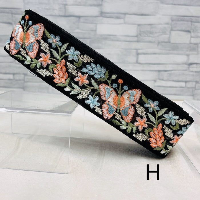 【50cm単位】 刺繍リボン 春の訪れを喜ぶ 花々の中で ダンスを踊る チョウ チュール 幅約5.4cm 240408002