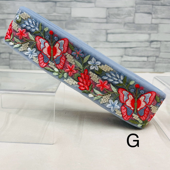 【50cm単位】 刺繍リボン 春の訪れを喜ぶ 花々の中で ダンスを踊る チョウ チュール 幅約5.4cm 240408002