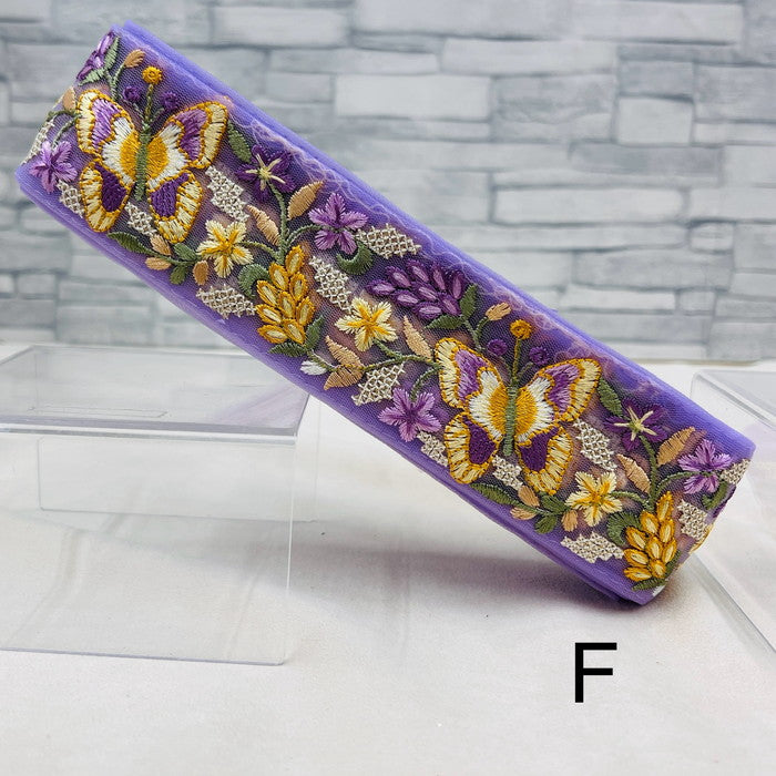 【50cm単位】 刺繍リボン 春の訪れを喜ぶ 花々の中で ダンスを踊る チョウ チュール 幅約5.4cm 240408002