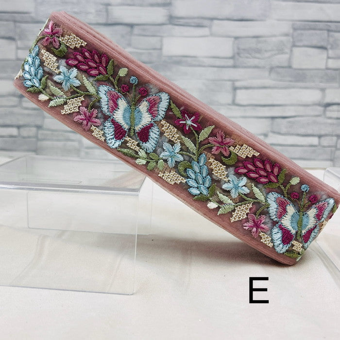 【50cm単位】 刺繍リボン 春の訪れを喜ぶ 花々の中で ダンスを踊る チョウ チュール 幅約5.4cm 240408002