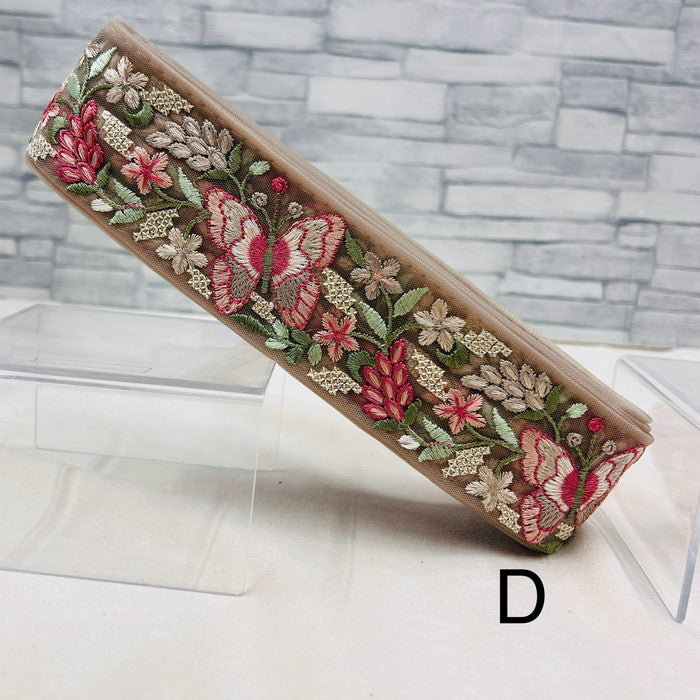 【50cm単位】 刺繍リボン 春の訪れを喜ぶ 花々の中で ダンスを踊る チョウ チュール 幅約5.4cm 240408002