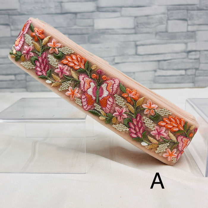 【50cm単位】 刺繍リボン 春の訪れを喜ぶ 花々の中で ダンスを踊る チョウ チュール 幅約5.4cm 240408002