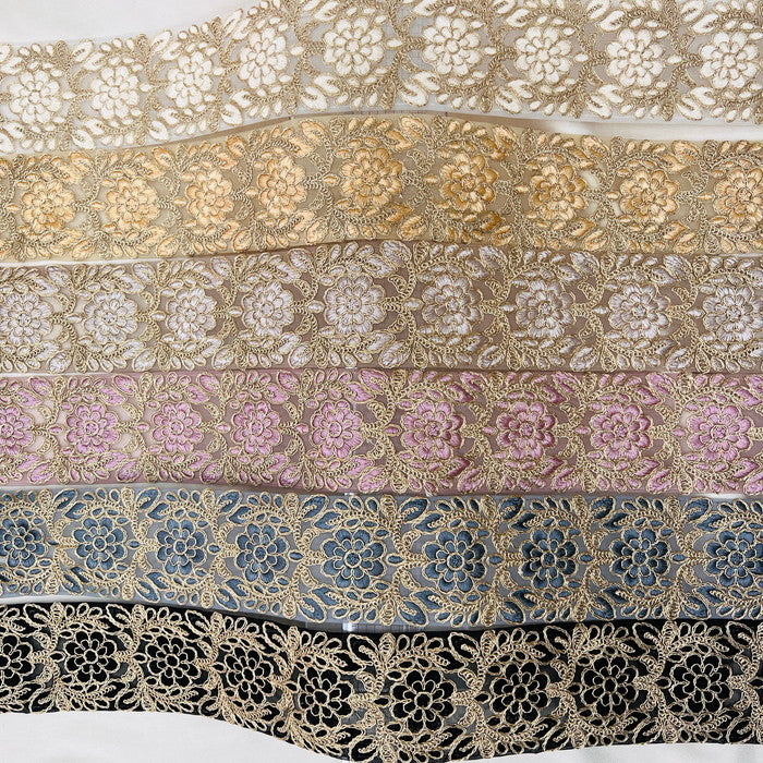 【50cm単位】 刺繍リボン 太幅 ノンスパンコール 金の糸で 華やぐ 私はここで 咲く 美しい 大輪の花 チュール 幅約7.6cm 240408003