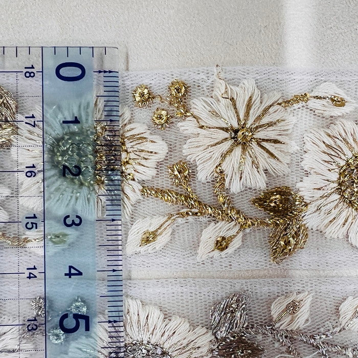 【50cm単位】 刺繍リボン ホワイトの世界 白いヒマワリ のような花 チュール 幅約4cm 240408007