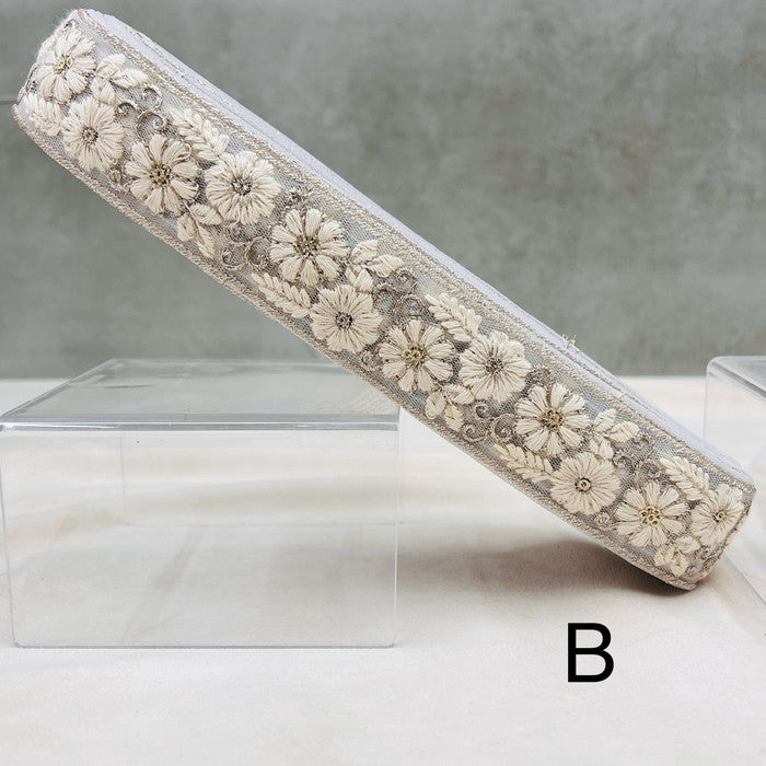 【50cm単位】 刺繍リボン ホワイトの世界 キラキラ煌めく 白いマーガレット チュール 幅約3.5cm 240408009