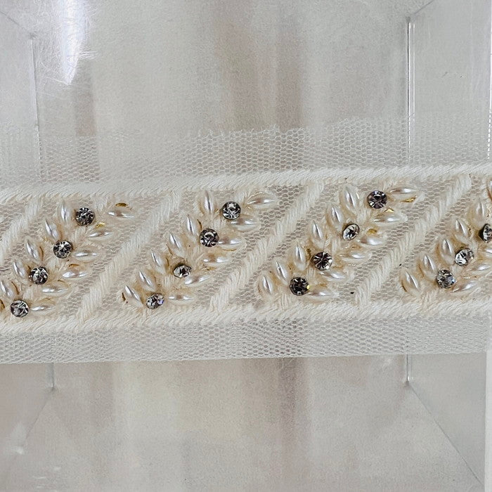 【50cm単位】 刺繍リボン ホワイトの世界 ぷっくり葉っぱと キラキラストーン チュール 幅約4.1cm 240408010