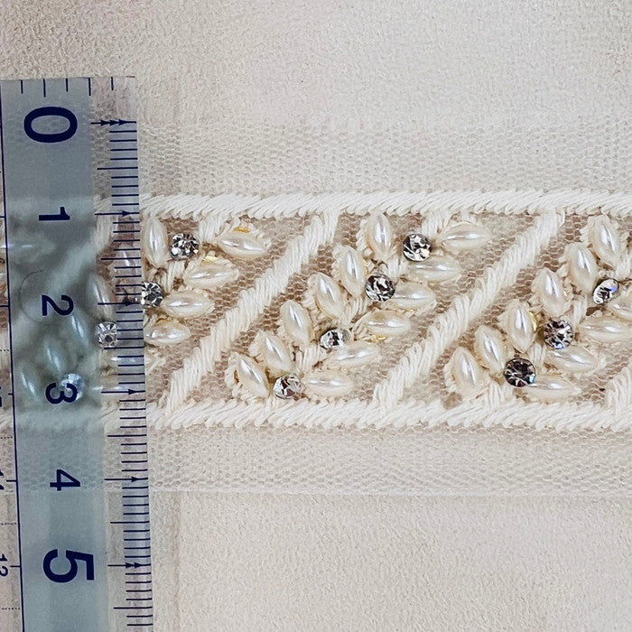 【50cm単位】 刺繍リボン ホワイトの世界 ぷっくり葉っぱと キラキラストーン チュール 幅約4.1cm 240408010