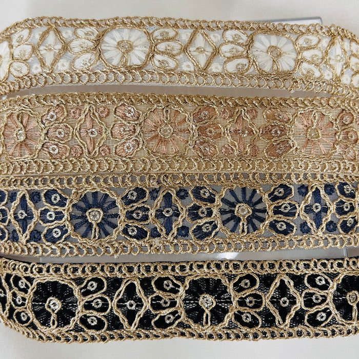 【50cm単位】 刺繍リボン 細幅 金の糸で 華やぐ マーガレットの ラビリンス チュール 幅約2.5cm 240408012