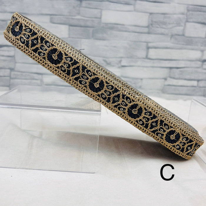 【50cm単位】 刺繍リボン 細幅 金の糸で 華やぐ マーガレットの ラビリンス チュール 幅約2.5cm 240408012